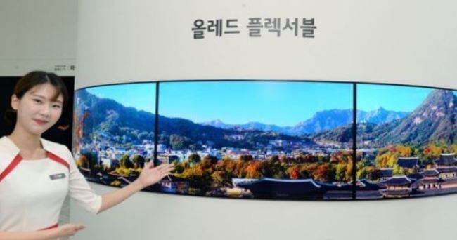 A model shows off LG Electronics Inc.'s OLED flexible signage at the 2017 International Meeting on Information Display at an exhibition center in Seoul on Oct. 17, 2017. (Yonhap)