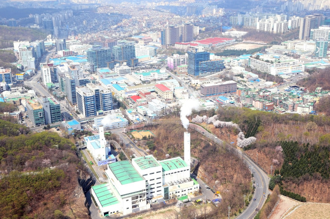 성남시환경에너지시설 뒤편으로 성남하이테크밸리가 펼쳐져 있다(2014년 4월 항공 촬영분)[사진제공=성남시]
성남시환경에너지시설 뒤편으로 성남하이테크밸리가 펼쳐져 있다(2014년 4월 항공 촬영분)[사진제공=성남시]