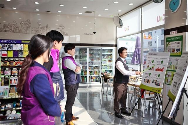 편의점업계가 최저시급 인상을 놓고 준비중인 상생안을 두고 거듭 잡음이 이어지고 있다. 내놓은 쪽과 준비중인 쪽 모두 골머리를 앓고 있다. CU 상생협력팀이 각 점포에 투입돼 맞춤 컨설팅을 지원하고 있다.  [제공=CU]
