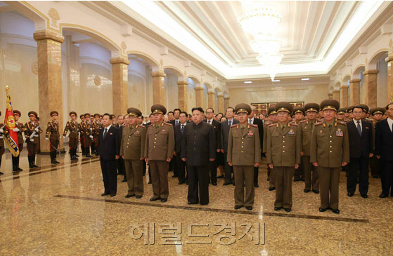 미국 재무부가 북한 미사일 개발 분야 핵심인사인 리병철 노동당 군수공업부 제1부부장과 김정식 부부장을 단독제재 대상에 포함시켰다. 김정은 국무위원장이 김일성 주석 사망 23주기를 맞아 지난 7월8일 금수산태양궁전을 참배할 당시 김정은을 수행한 김정식(앞줄 왼쪽에서 두번째)과 리병철(앞줄 왼촉에서 세번째). [사진=헤럴드경제DB]