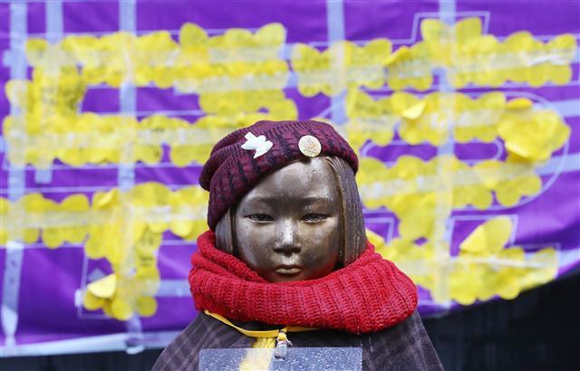 서울 종로구 옛 일본대사관 터 앞에 세워진 평화의 소녀상이 추운 겨울을 나고 있다. 한일 정부 간에 이뤄진 일본 위안부 문제 합의 내용에 대한 외교부 장관 직속 태스크포스(TF)의 검토 보고서가 발표되지만, 한일관계 정상화도, 위안부 문제의 근본적 해결도 모두 요원하다.  [연합뉴스]