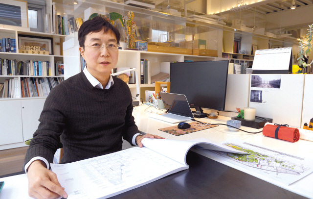 “한 세대의 선배님들과 장시간 허심탄회하게 다양한 분야에 대해 얘기할 수 있는 좋은 기회였어요. 마치 집중적인 세미나를 마치고 온 기분이랄까요.”
건축가 유현준(홍익대학교 건축학과 교수·48·사진)은 영화 ‘건축학개론’ 이후 현재 가장 대중적인 건축계 아이콘으로 꼽힌다. 케이블 방송으로는 이례적인 시청률 5% 중반을 찍으며 인기를 얻은 tvN의 예능 프로그램 ‘알쓸신잡(알아두면 쓸데없는 신비한 잡학사전) 2’에 건축분야 전문가로 참여하면서다.
이전부터 ‘명견만리’ ‘어쩌다 어른’ ‘20세기소년탐구생활’ 등 교양과 예능을 접목한 프로그램을 통해 얼굴을 알려 온 그는 ‘알쓸신잡’을 계기로 대중에 한발짝 더 가까이 다가섰다.
오는 2018년 2월10일부터 15일까지 헤럴드디자인투어가 진행하는 ‘UAE 아트로드 탐방’에 현지 강연자로 참석하는 유현준 교수를 지난 20일 서울 강남구 논현동 유현준건축사사무소에서 만났다. 헤럴드디자인투어의 UAE 아트로드 탐방은 지난 11월 아부다비에 문을 연 프랑스 국립 루브르박물관의 해외 첫 별관인 루브르 아부다비를 비롯해, 아부다비와 두바이 지역의 이름난 건축물들을 탐방하는 여행 프로젝트다.
▶“건축계 밖에서 건축에 관한 더 많은 아이디어를 얻죠”=“생활이 달라진 건 별로 없어요. 몇 분이 알아보시거나 강연이 끝나면 사진을 찍자는 분들이 많아진 정도죠.”
최근 ‘알쓸신잡2’ 마지막 녹화를 마친 유 교수는 방송 이후 인기를 실감하느냐는 질문에 이같이 말했다.
“‘알쓸신잡’은 ‘재즈’를 연주하는 것과 비슷해요. 상대가 하는 이야기에 따라 그에 맞는 이야기로 받아쳐야 하니까요. 할 이야기를 잔뜩 머릿속에 넣어놓은 상태에서는 다른 사람 이야기를 들을 수 없죠. 그래서 방송 초반에는 이것 저것 준비했던 이야기들을 하려고 했지만, 4회쯤부터는 편하게 했어요. 즉흥적으로요.”
‘알쓸신잡’에서 다양한 분야의 전문가들을 만난 것처럼, 유 교수는 건축계 밖에서 더 많은 건축적 아이디어를 얻는다고 했다. “건축계 사람들을 만나면 하는 얘기가 맨날 똑같아요. 설계비가 왜 이렇게 적냐. 세상이 왜 이렇게 나를 알아주지 않느냐. 그래서 저는 건축계 사람들 안 만나요(웃음). 학교 다닐 때도 학과 친구들하곤 안 친했어요. 다양한 전공자들을 만나는 게 훨씬 더 재밌거든요. 그 안에서 배우는 것도 더 많고요.”
대중매체를 통해 얼굴을 알리며 급격히 ‘떴지만’ 유 교수를 비롯한 방송 탄 전문가들에 대한 업계의 시선은 그리 곱지 않은 면도 있다. 이에 대해 유 교수는 개의치 않는 모습이었다. “긍정적으로 보는 분들이 많아요. 여지껏 건축은 어렵게만 비쳐지고 외계어를 쓰는 듯 외부와 소통이 안 됐는데, 그런 면에서 긍정적이라고요. 선배들이 말씀하시길 TV에 출연하는 건축가는 딱 두 부류래요. 너무 어렵게 말하거나 ‘양아치’거나. 그래도 저는 그 분들이 아는 ‘일반적인’ 건축가와 비슷하다나요. 하하”
▶“한국 건축계는 그들만의 리그…그것이 내가 방송하는 이유”=“건축계 일부에서는 저를 날라리로도 볼 거예요. 그나마 현재 학교에 소속돼 있고 국내에서 건축상 받은 경력이라도 있으니 다행이죠.”
한국 건축계에는 대한건축사협회, 한국건축가협회, 새로운건축사협의회 등 파벌로 무리지어진 ‘그들만의 리그’가 존재한다. 유 교수는 파벌 위주의 한국 건축계에 변화의 바람을 몰고 온 세대에 속한다. 그는 연세대 건축공학과를 졸업한 후 미국 메사추세츠공과대와 하버드대에서 각각 석사를 마치고 리차드 마이어 아키텍츠에서 경력을 쌓았다. 2000년대 중반 쯤 유 교수와 같은 유학파 건축가들이 설계 교수로 대거 대학에 진입하면서 앞 세대와는 다르게 ‘파벌’에 속하지 않는 부류도 늘었다.
유 교수는 건축에서 ‘다양성’을 가장 중요한 가치로 꼽았다. 그러면서 한국 건축의 획일화에 대해 지적했다. 그 중에서도 ‘양계장’처럼 획일화한 학교 건축이 전체주의적 사고를 양산하고 있다고 했다.
“제 건축 철학은 단순해요. 사람들끼리 화목하게 사는 세상을 만드는 거죠. 그러기 위해 선언돼야 할 것은 다양성이에요. 사람과 사람 사이의 관계에서 적정 수준을 지키는 것, 그걸 건축이 해 줄 수 있다고 봐요.”
그는 ‘문슬림’이나 ‘일베’ 등으로 통용되는 극단적 정치성향을 예로 들며 “신념이 너무 강하면 안 된다”고도 했다. 강한 신념을 갖는 것이 성공의 미덕처럼 여겨지는 한국 사회에서 보면, 이단적이다. 그는 누군가 자신에게 시비를 걸어도 “죄송합니다. 제가 잘 몰라서 그래요”라고 사라진단다. 최근 페이스북에 쓴 글이 논란이 되자 바로 계정을 폐쇄한 것도 이와 비슷한 맥락이다.
다양성과 사고의 유연성을 중요시하는 ‘자유주의자’에 가깝다는 유 교수는 건축주와의 관계에서도 이같은 태도를 유지한다고 했다.
“건축가가 뭐라고요. 건축주가 ‘아니다’라고 하면 저는 ‘음, 아닐 수도 있지’ ‘내 생각이 틀릴 수도 있지’라고 생각해요. 그리고 다시 설계를 해보는 거죠. 열 번이고 스무 번이고 말예요. 그러한 과정을 통해 건축주도 건축가도 만족스러운 답을 찾고 나면 어느새 훌쩍 커 있는 저를 발견하게 돼요. 제 스스로 껍질을 깨는 과정이랄까요.”
가장 큰 영향을 준 건축가로는 안도 다다오를, 좋아하는 건축 스타일로는 리처드 마이어를 꼽은 유 교수는 2013년 전라남도 신안군 압해읍에 설계한 복지회관으로 내년 2월 ‘독일 디자인상’(German Design Award)을 받는다. “내년부터는 ‘방송인’이 아닌 건축 작품으로 알아봐 주셨으면 좋겠다”는 그는 현재 세종시 산성교회를 비롯해 다양한 건축 프로젝트를 동시에 진행 중이다. 더불어 대학 강단에서 학생들을 가르치는 일은 물론 책도 쓰고 방송도 하면서 더 많은 사람들을 만나고 소통할 예정이다. 그러한 ‘자극’을 통해 건축에 관한 아이디어도 더욱 발전시킬 수 있다는 생각에서다.
“모든 분들이 건축 공간을 읽을 수 있는 나름대로의 눈이 생겼으면 좋겠어요. 어떻게요? 가령 제가 나오는 TV 프로그램을 열심히 본다던지요.(웃음)”
김아미 기자/amigo@heraldcorp.com