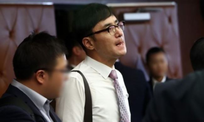 This photo taken Aug. 29, 2017, shows a shareholder activist speaking at an extraordinary shareholder meeting of Lotte Confectionery Co. in Seoul. (Yonhap)