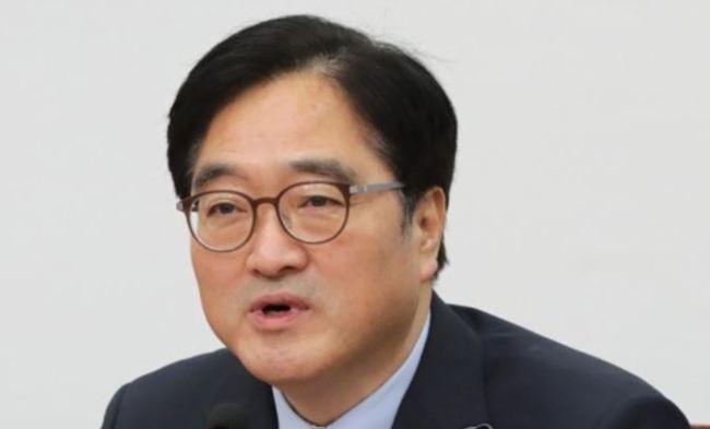 Woo Won-shik, the floor leader of the ruling Democratic Party, speaks during a party meeting at the National Assembly in Seoul on Dec. 27, 2017. (Yonhap)