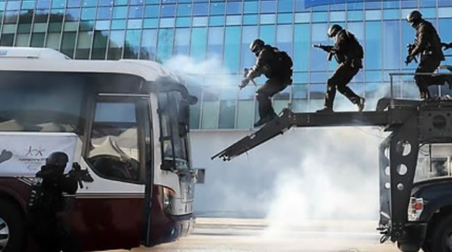 This file photo, dated Dec. 12, 2017, shows a special police squad approaching a bus at the main venue of the 2018 PyeongChang Winter Olympics in PyeongChang, Gangwon Province, as they take part in a drill that simulates terrorists hijacking a bus full of athletes. (Yonhap)