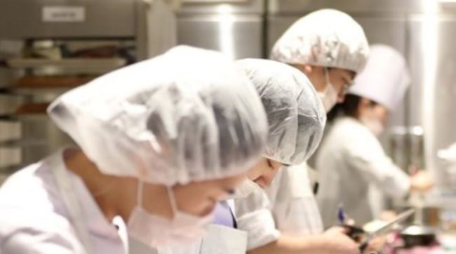 In this photo taken Dec. 1, 2017, bakers work at a Paris Baguette store, South Korea's leading bakery franchise, in Seoul. (Yonhap)