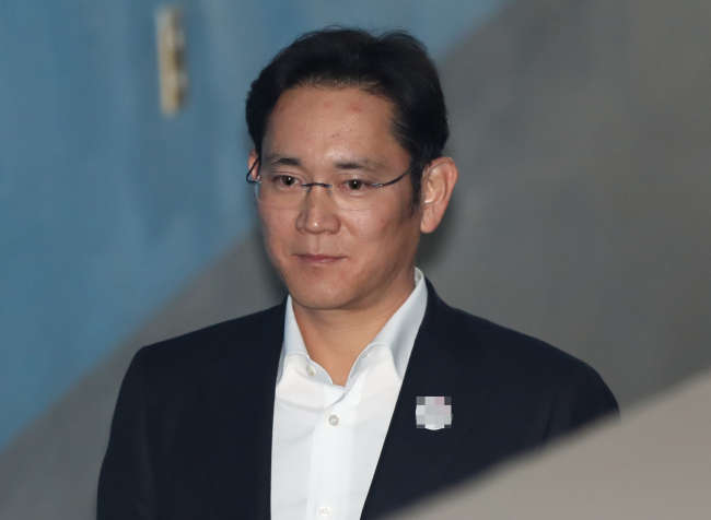 이재용 삼성전자 부회장이 27일 뇌물공여 혐의 관련 항소심 결심 재판에 출석하기 위해 법정으로 향하고 있다. [사진=연합뉴스]