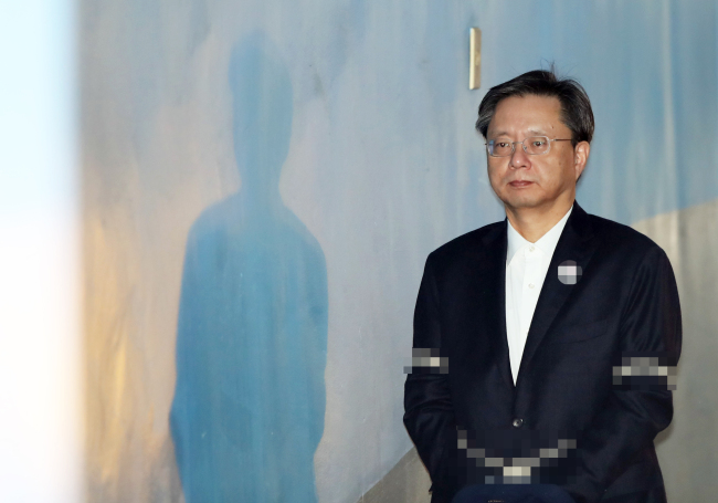 우병우 전 민정수석이 27일 오후 서울 서초구 서울중앙지법에서 열린 구속적부심에 출석하기 위해 법정으로 향하고 있다. [사진=연합뉴스]
