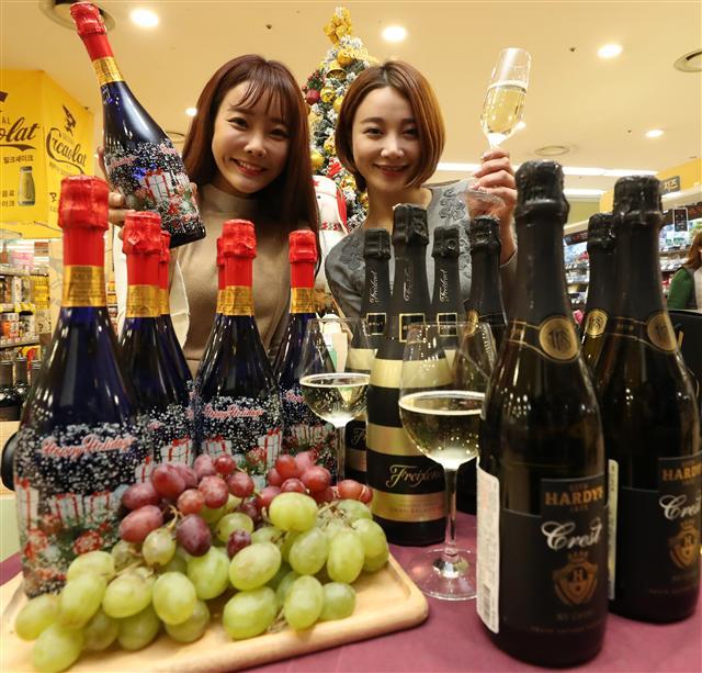 와인시장 규모가 2009년 이후 처음으로 하락세로 돌아설 것으로 보인다. 다만 와인의 다양성은 확대됐다. 최근 서울시내 한 마트에서 와인을 선보이고 행사를 진행하고 있다.    [연합뉴스]