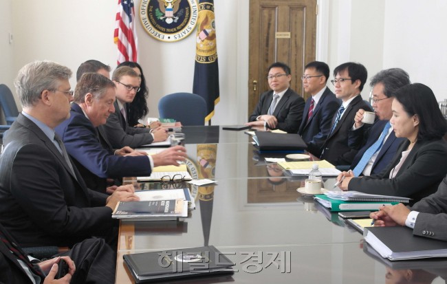 김현종 산업통상자원부 통상교섭본부장(오른쪽 두번째)이 지난 10월 4일(현지시간) 미국 워싱턴 DC 무역대표부에서 열린 ‘제2차 한미 FTA 공동위원회 특별회기’에 참석해 로버트 라이트하이저 미국 무역대표부 대표 등과 함께 양국 FTA 현안에 관해 의견을 논의하고 있다. ［사진=헤럴드경제DB］