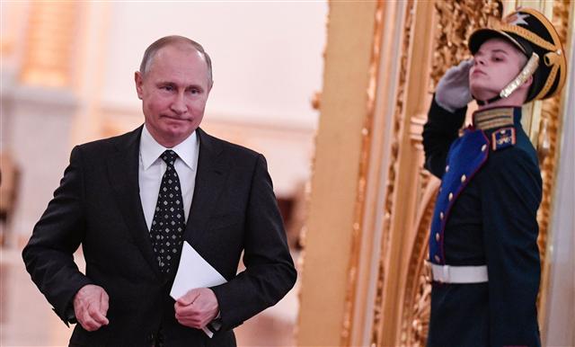 <YONHAP PHOTO-2894> Russian President Vladimir Putin arrives to chair a meeting of the State Council at the Kremlin in Moscow on December 27, 2017. / AFP PHOTO / POOL / Alexander NEMENOV/2017-12-27 20:14:41/ <저작권자 ⓒ 1980-2017 ㈜연합뉴스. 무단 전재 재배포 금지.>