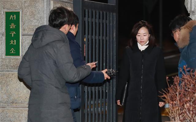 국가정보원으로부터 특수활동비 뇌물을 수수한 혐의 등을 받는 조윤선 전 청와대 정무수석비서관이 28일 새벽 구속영장이 기각된 뒤 경기도 의왕시 서울구치소를 나서고 있다. 	[연합뉴스]