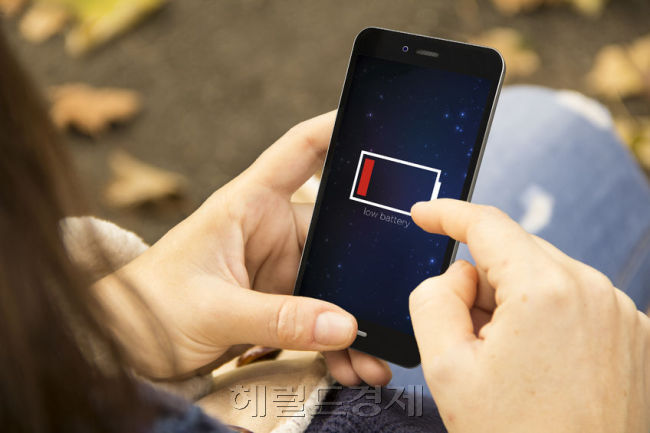 스마트폰 원격 충전 가능해지고 공항 출국수속시간 줄어든다. [사진=헤럴드경제DB]