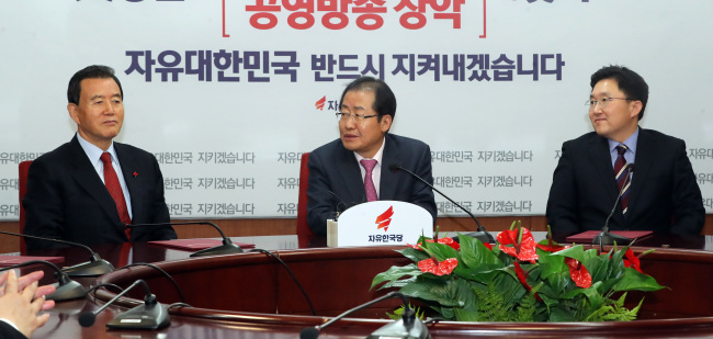자유한국당 홍준표 대표가 28일 서울 여의도 당사에서 열린 혁신위원장 및 지방선거기획단 임명장 수여식에서 임명장을 받은 김용태 혁신위원장(오른쪽), 홍문표 지선기획단위원장(왼쪽)과 대화하고 있다.[사진=연합뉴스]
자유한국당 홍준표 대표가 28일 서울 여의도 당사에서 열린 혁신위원장 및 지방선거기획단 임명장 수여식에서 임명장을 받은 김용태 혁신위원장(오른쪽), 홍문표 지선기획단위원장(왼쪽)과 대화하고 있다.[사진=연합뉴스]