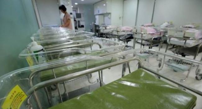 Empty cribs at a South Korean materity ward highlights the seriousness of the country's low birth. (Yonhap)