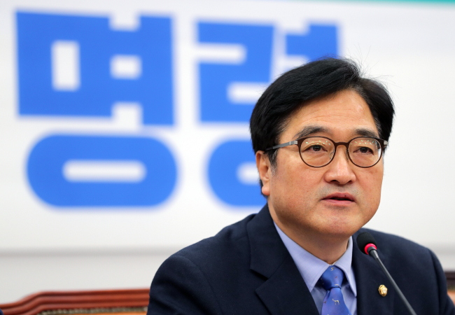 Floor leader Woo Won-shik of the ruling Democratic Party of Korea speaks at a party meeting at the National Assembly on Thursday. Yonhap