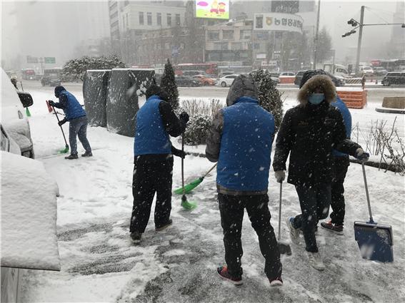 ‘희망의 친구들’ 사업에 참여하는 서울역 노숙자들이 눈을 맞으면서 거리 청소를 하고 있다.
[제공=서울시]