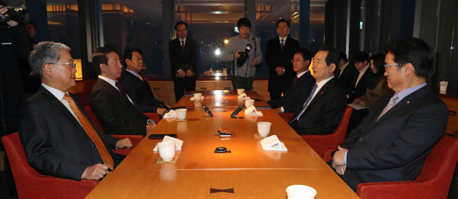 정세균 국회의장과 더불어민주당 우원식 원내대표, 자유한국당 김성태 원내대표, 국민의당 김동철 원내대표가 29일 오전 서울 여의도 63빌딩 한 식당에서 현안 논의를 위한 조찬 모임을 하고 있다.[사진=연합뉴스]
정세균 국회의장과 더불어민주당 우원식 원내대표, 자유한국당 김성태 원내대표, 국민의당 김동철 원내대표가 29일 오전 서울 여의도 63빌딩 한 식당에서 현안 논의를 위한 조찬 모임을 하고 있다.[사진=연합뉴스]