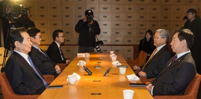 정세균 국회의장과 더불어민주당 우원식 원내대표, 자유한국당 김성태 원내대표, 국민의당 김동철 원내대표가 29일 오전 서울 여의도 한 식당에서 본회의 개최 등 현안 논의를 위해 한 자리에 모였다.  [연합뉴스]