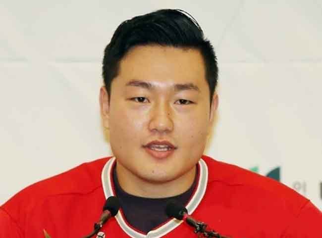 In this file photo taken Dec. 23, 2015, South Korean baseball player Choi Ji-man speaks at a press conference in Incheon. (Yonhap)