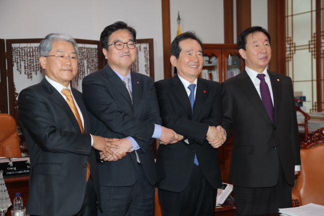 29일 오전 국회 본청 의장실에서 정세균 국회의장과 3당 원내대표들이 현안처리를 위한 국회 본회의 개최 등을 합의하고 손을 맞잡고 있다. 왼쪽부터 국민의당 김동철 원내대표, 더불어민주당 우원식 원내대표, 정세균 국회의장, 자유한국당 김성태 원내대표.[사진=연합뉴스]
29일 오전 국회 본청 의장실에서 정세균 국회의장과 3당 원내대표들이 현안처리를 위한 국회 본회의 개최 등을 합의하고 손을 맞잡고 있다. 왼쪽부터 국민의당 김동철 원내대표, 더불어민주당 우원식 원내대표, 정세균 국회의장, 자유한국당 김성태 원내대표.[사진=연합뉴스]
