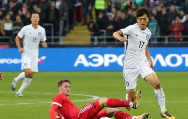 In this file photo taken Oct. 7, 2017, South Korean midfielder Lee Chung-yong (R) dribbles past a Russian player during the international friendly football match between South Korea and Russia at VEB Arena in Moscow. (Yonhap)