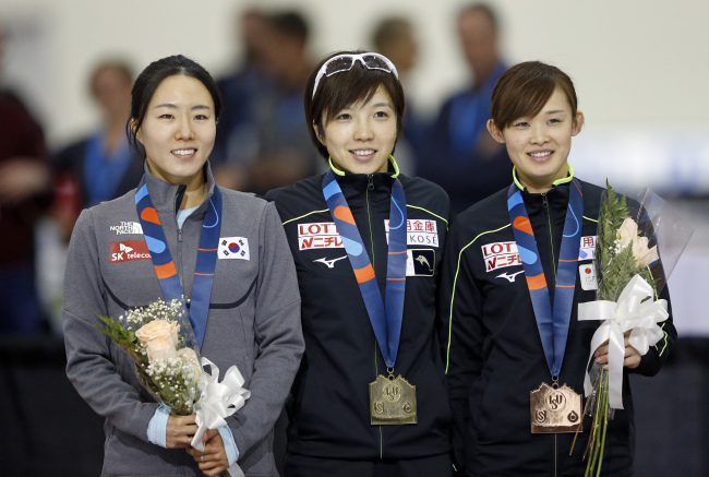 <YONHAP PHOTO-1442> First-place Nao Kodaira, center, of Japan, stands with second-place Lee Sang-hwa, left, of South Korea, and third-place Arisa Go, right, of Japan, after the women's 500 meters at a World Cup speedskating event Friday, Dec. 8, 2017, in Kearns, Utah. (AP Photo/Rick Bowmer)/2017-12-09 09:21:53/ <저작권자 ⓒ 1980-2017 ㈜연합뉴스. 무단 전재 재배포 금지.>
<YONHAP PHOTO-1442> First-place Nao Kodaira, center, of Japan, stands with second-place Lee Sang-hwa, left, of South Korea, and third-place Arisa Go, right, of Japan, after the women's 500 meters at a World Cup speedskating event Friday, Dec. 8, 2017, in Kearns, Utah. (AP Photo/Rick Bowmer)/2017-12-09 09:21:53/ <저작권자 ⓒ 1980-2017 ㈜연합뉴스. 무단 전재 재배포 금지.>