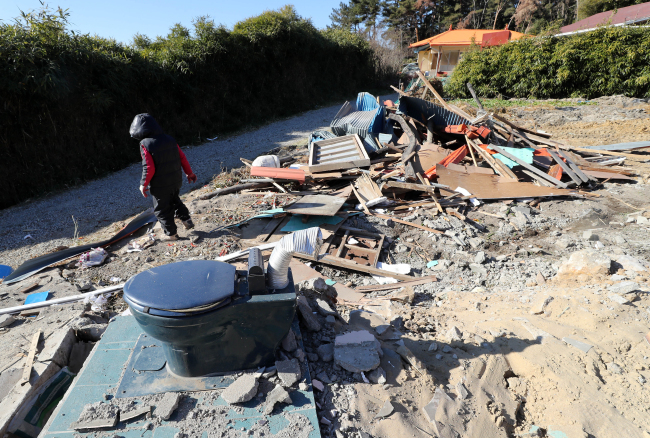 A wreckage site in the aftermath of the earthquake in Pohang (Yonhap)