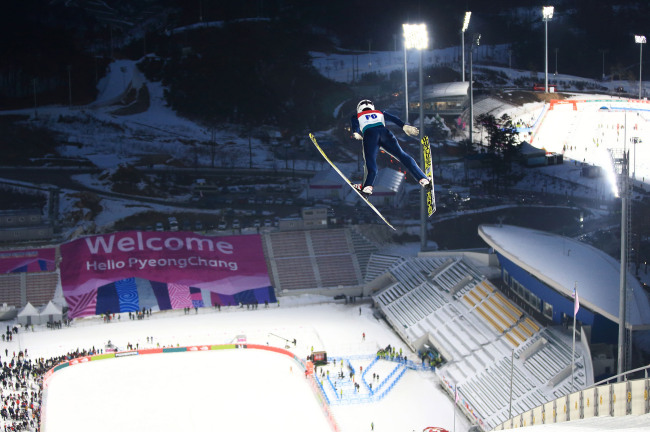 A player jumps through the air during the ski jumping at Alpensia Ski Jumping Center in PyeongChang. (Yonhap)