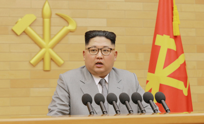김정은 북한 노동당 위원장이 1일 오전 중앙위원회 청사에서 신년사를 발표하고 있다.[사진=연합뉴스]
김정은 북한 노동당 위원장이 1일 오전 중앙위원회 청사에서 신년사를 발표하고 있다.[사진=연합뉴스]