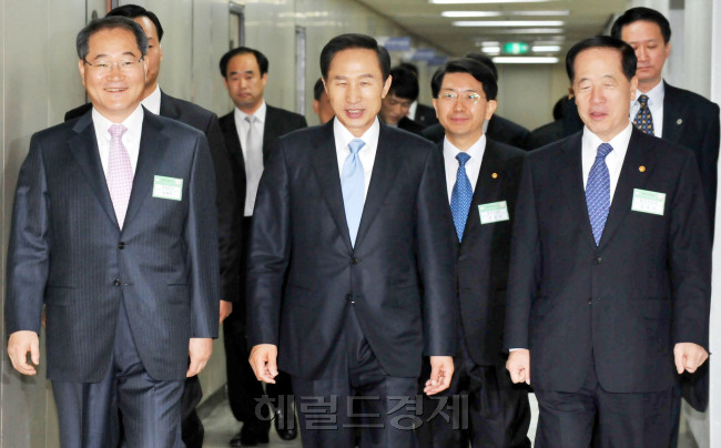 2008년 3월 이명박 당시 대통령과 임채진(왼쪽) 전 검찰총장, 김경한(오른쪽) 전 법무부 장관(왼쪽 사진). ‘미네르바’라는 필명으로 인터넷에서 활동하다 2009년 1월 허위사실 유포 혐의로 검찰에 구속돼 수사를 받았던 박대성 씨.  [헤럴드경제DB]
