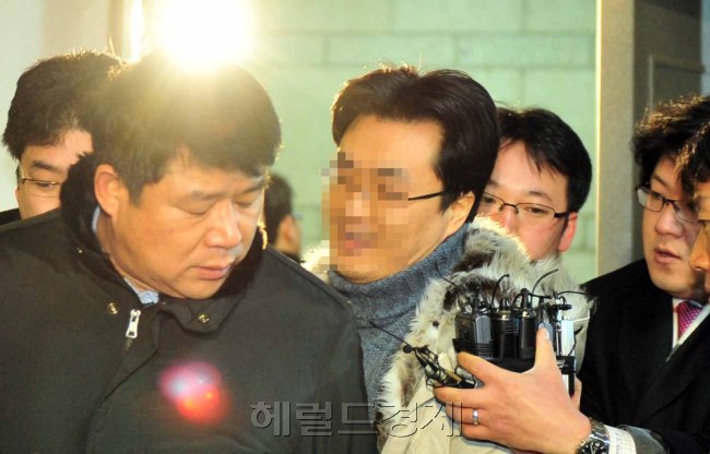 2008년 3월 이명박 당시 대통령과 임채진(왼쪽) 전 검찰총장, 김경한(오른쪽) 전 법무부 장관(왼쪽 사진). ‘미네르바’라는 필명으로 인터넷에서 활동하다 2009년 1월 허위사실 유포 혐의로 검찰에 구속돼 수사를 받았던 박대성 씨.  [헤럴드경제DB]