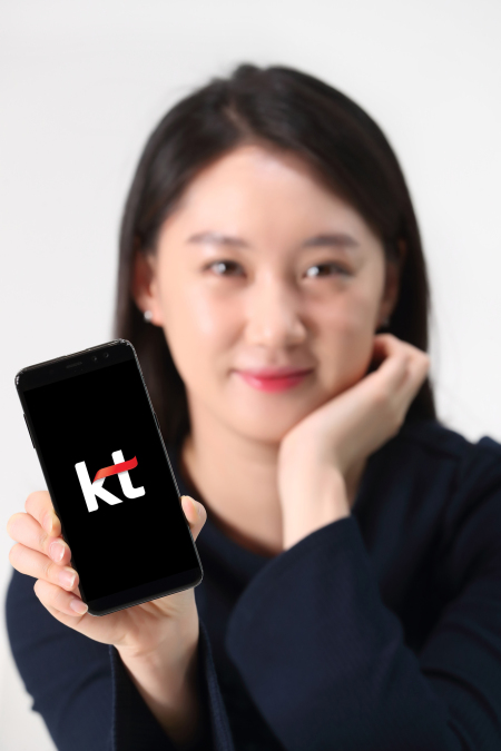 KT 모델이 ’갤럭시A8 2018‘의 사전예약을 안내하고 있다. [제공=KT]