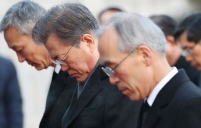 President Moon Jae-in (second from L) holds a moment of silence during his visit to the National Cemetery on Jan. 2, 2018, to pay his respects to national heroes before the start of his official duty in the new year. (Yonhap)