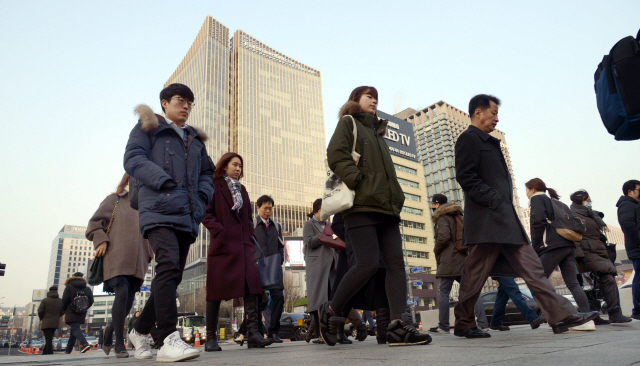 새 해 첫 출근일이다. 2018년 1월 2일 연휴를 마치고  광화문 네거리에서 새 해 첫 출근을 서두르는 시민들의 발걸음이 바쁘다. <br />정희조 기자/checho@heraldcorp.com  180102