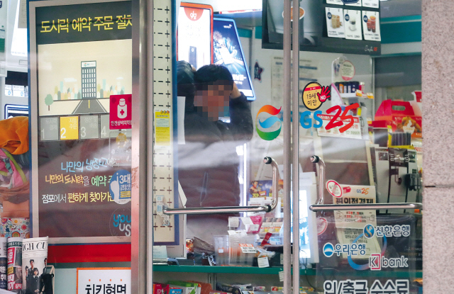 서울 강남의 한 편의점. 올해 1월1일부터 최저임금이 7539원으로 인상되면서 편의점 업계 등 유통가가 큰 부담을 안게 됐다.  [연합뉴스]