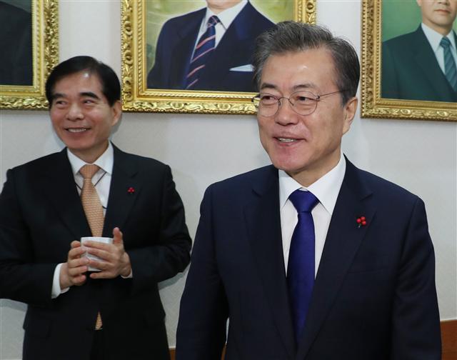 문재인 대통령이 2일 오전 청와대 본관 세종실에서 열린 새해 첫 국무회의를 주재하기에 차담장에서 환하게 웃고 있다. 왼쪽은 주영훈 경호처장. [연합뉴스]