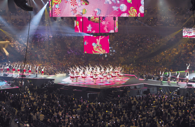 지난해 11월 29일 도쿄에서 열린 ‘2017 MAMA in Japan’에서 발표된 2018년 초대형 프로젝트 ‘프로듀스48’. 사진은 AKB48 무대 모습이다.
