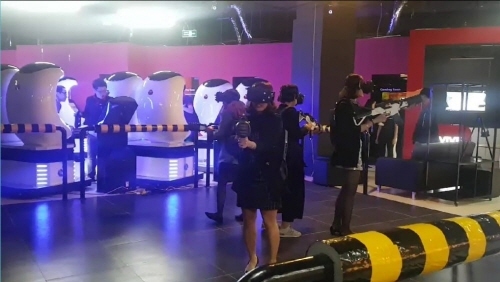 VR서바이벌 게임 ‘스페이스 워리어’를 체험 중인 고객(제공=캠프VR)