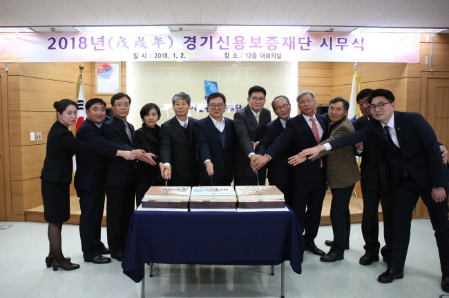 경기신보가 2일 새해 시무식을 갖고 힘찬출발을 다졌다.[사진제공=경기신보]
경기신보가 2일 새해 시무식을 갖고 힘찬출발을 다졌다.[사진제공=경기신보]