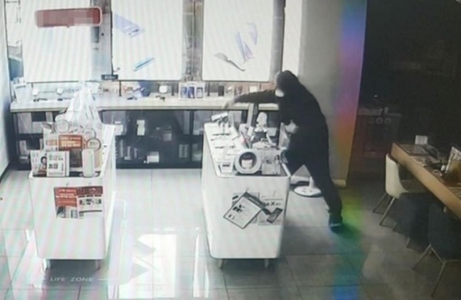 Security footage shows suspect committing theft. (Photo courtesy of Seongbuk Police Station/Yonhap)