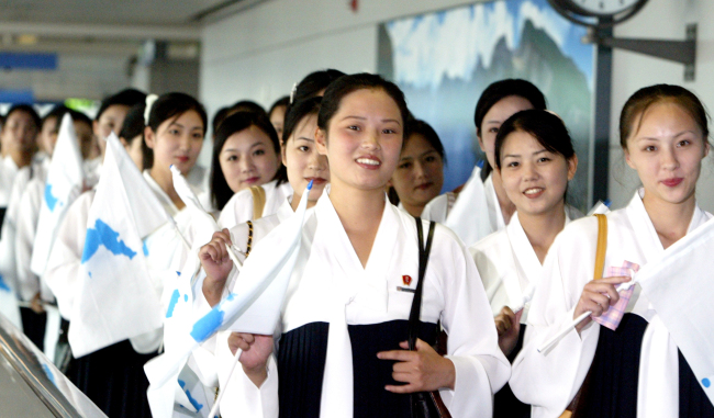 North Korean cheering squad is seen arriving in South Korea for Incheon Asian Athletics Championships in 2005. The Korea Herald