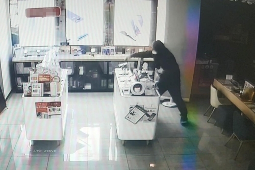서울 성북경찰서는 스마트폰 238대 등 약 2억 4천여만원대 금품을 훔친 혐의로 장모(47)씨를 구속했다고 2일 밝혔다. 사진은 장씨가 지난해 11월 성북구의 한 스마트폰 판매장에서 스마트폰을 훔치는 모습. (사진=연합뉴스)