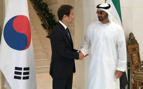 Chief of staff Im Jong-seok (left) and Abu Dhabi Crown Prince Mohammed bin Zayed bin Sultan al-Nahyan shake hands in Abu Dhabi on Dec. 10. Cheong Wa Dae. Yonhap