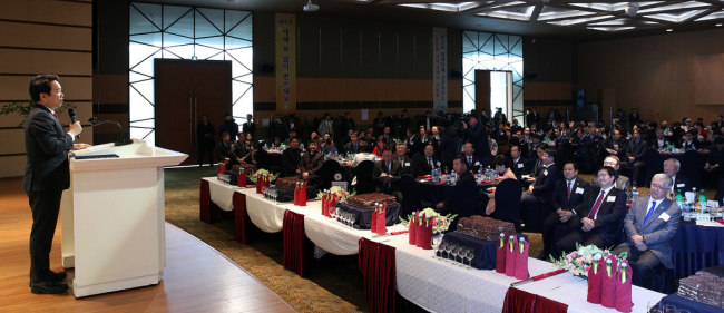 2일 수원 호텔캐슬에서 열린 2018 수원 상공회의소, 경기도상공회의소연합회 신년인사회에서 남경필 경기도지사가 신년사를 하고 있다.[사진제공=경기도]
2일 수원 호텔캐슬에서 열린 2018 수원 상공회의소, 경기도상공회의소연합회 신년인사회에서 남경필 경기도지사가 신년사를 하고 있다.[사진제공=경기도]