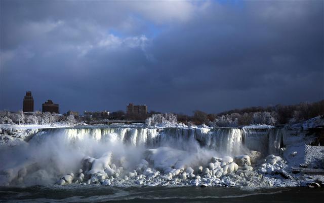 <YONHAP PHOTO-0846> Water flows over the American Falls as ice forms in this view from the Canadian side in Niagara Falls, Ont., Tuesday, Jan. 2, 2018. Almost every year frigid temperatures transform the falls into an icy winter wonderland when the mist is blown back, freezing on the landscape. (Aaron Lynett/The Canadian Press via AP)/2018-01-03 08:10:40/ <저작권자 ⓒ 1980-2018 ㈜연합뉴스. 무단 전재 재배포 금지.>