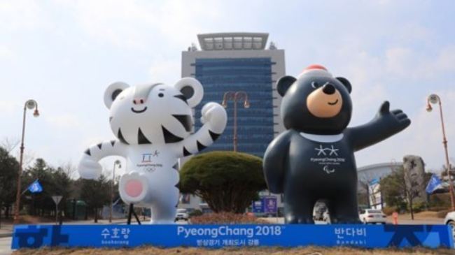 Soohorang (L) and Bandabi, the official mascots of the 2018 PyeongChang Winter Olympics (Yonhap)