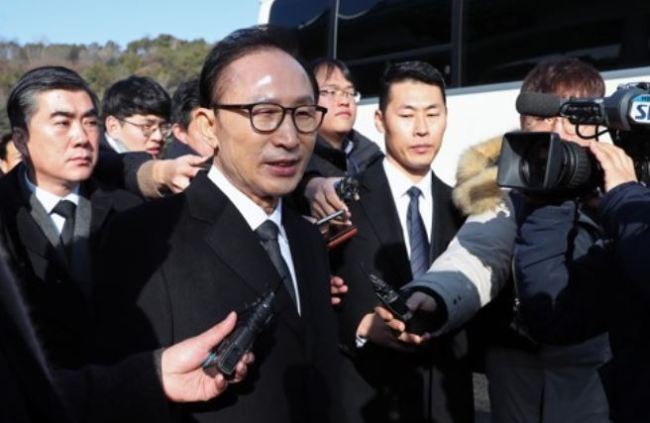 Former President Lee Myung-bak answers reporters' questions after visiting the National Cemetery in Seoul on Jan. 1, 2018. (Yonhap)