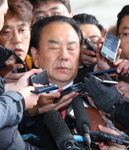 [사진설명=불법정치자금 수수 혐의 등을 받는 이우현 자유한국당 의원이 지난달 20일 오전 서울중앙지검에 출석하고 있다.] [사진출처=연합뉴스]