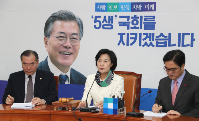더불어민주당 우원식 원내대표가 3일 국회에서 열린 최고위원회의에서 "나라다운 나라를 만들기 위해 상생 대화가 필요하다"고 발언하고 있다.[사진=연합뉴스]
더불어민주당 우원식 원내대표가 3일 국회에서 열린 최고위원회의에서 "나라다운 나라를 만들기 위해 상생 대화가 필요하다"고 발언하고 있다.[사진=연합뉴스]